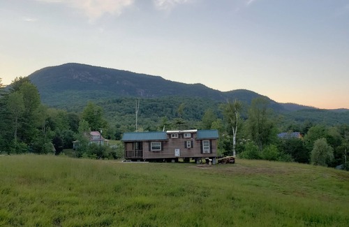 Athol Cabin | SKI, SKI, SKI! TINY HOUSE COZY!