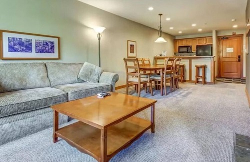 Salt Lake Mountain Resorts Condo | SKI-SLOPE VIEW! 3rd Floor! 1 Bedroom + Den, Sleeps 6! Heated Pool! Ski Locker!