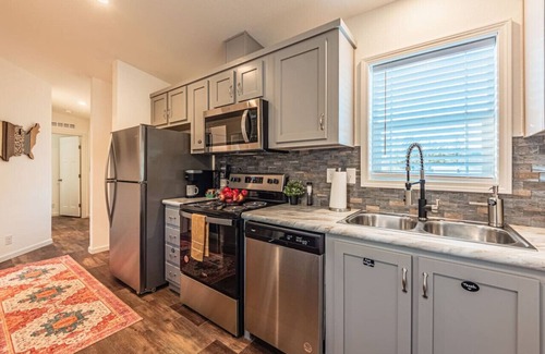 Woodland Park House | Ski & Soak: Santacon 2BR w/Jacuzzi & BBQ