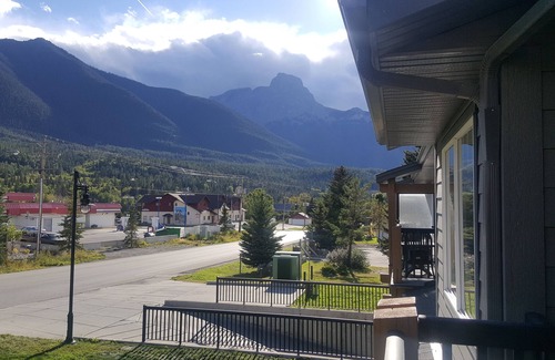 Dead Man's Flats Condo | SKI, STAY, PLAY AT CANMORE COMFORT GETAWAY!