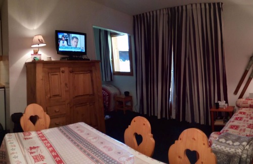 Risoul Apartment | Ski-to-door apartment Swimming pool