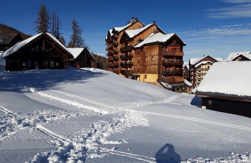 Risoul Apartment | Ski-to-door apartment Swimming pool