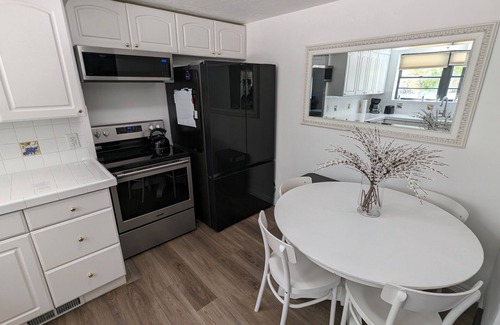 East Central Apartment | Ski trip or U of U 2-bedroom apartment in Salt Lake City with AC, WiFi