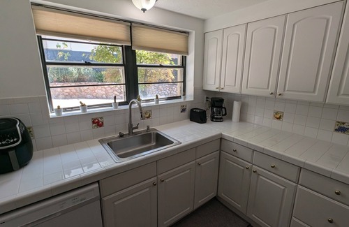 East Central Apartment | Ski trip or U of U 2-bedroom apartment in Salt Lake City with AC, WiFi