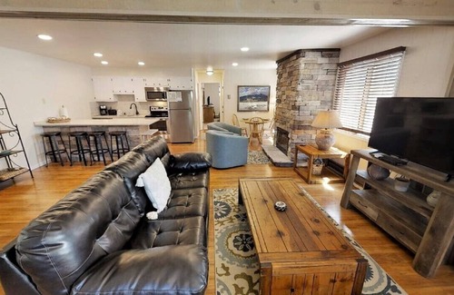 Red River Condo | Ski View 1 Bella Vista - In Town - On Main Street - End Unit - WiFi - Cable - El