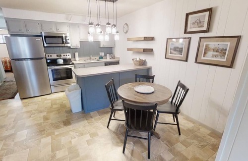 Red River Condo | Ski View 10 - In Town - On Main Street - WiFi - Cable - Wood Burning Fireplace -