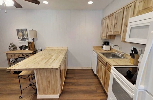 Red River Condo | Ski View 2 - In Town - On Main Street - WiFi - Private Balcony - Cable - Wood Bu