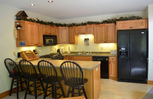 North Troy House | Skiers and Golfers Paradise - Ski In/Ski Out with private hot tub and steam room