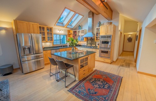 Crested Butte House | Skiers dream in the heart of town, walk to Nordic Center, Shuttle to base area!