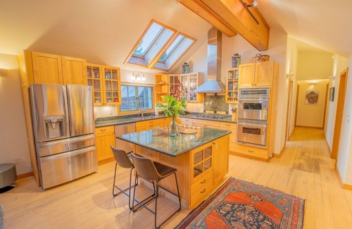 Crested Butte House | Skiers dream in the heart of town, walk to Nordic Center, Shuttle to base area!