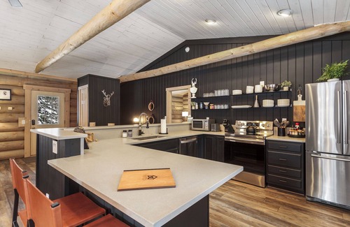 Blue River Cabin | SkiHytte🎿 Scandinavian Cabin 🪵 Forest Views 🌲 Pets OK 🐶 $0 Cleaning Fee