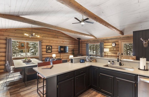Blue River Cabin | SkiHytte🎿 Scandinavian Cabin 🪵 Forest Views 🌲 Pets OK 🐶 $0 Cleaning Fee