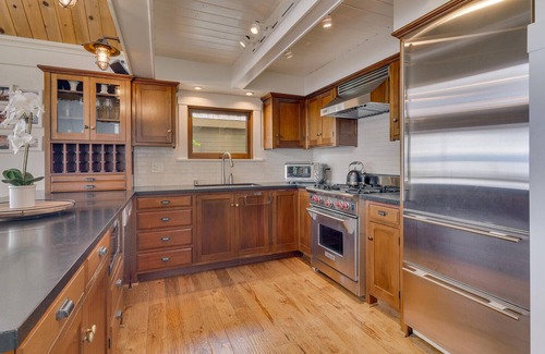 Brockway House | Skippin' Stones - Lakefront - TLUXP