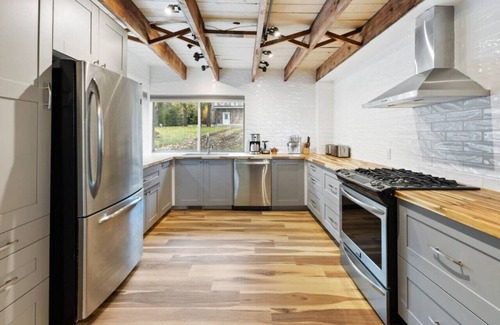 Meaford Cabin | Skipping Rock Log Cabin: Cozy Charm & Hot Tub Bliss