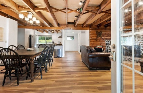 Meaford Cabin | Skipping Rock Log Cabin: Cozy Charm & Hot Tub Bliss
