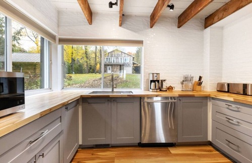 Meaford Cabin | Skipping Rock Log Cabin: Cozy Charm & Hot Tub Bliss