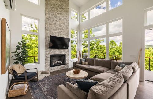 Young Harris House | Skips Hideaway 4br Fall Retreat Hot Tub Dog