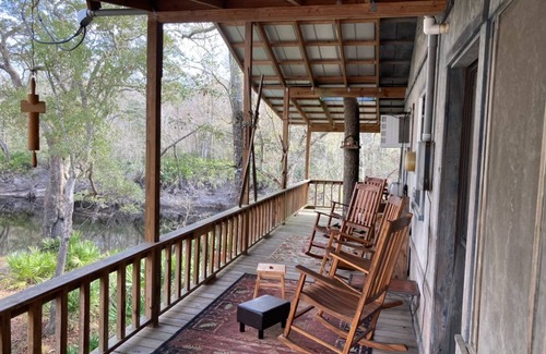 Folkston House | Skip’s Rustic River Cabin near Okefenokee Swamp