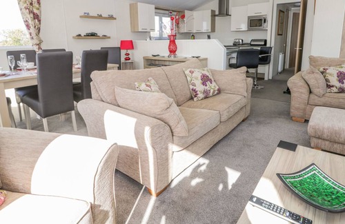 Mappleton Cabin | SKIPSEA LODGE, pet friendly, character holiday cottage in Skipsea