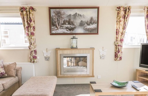Mappleton Cabin | SKIPSEA LODGE, pet friendly, character holiday cottage in Skipsea