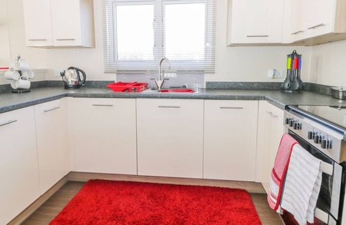 Mappleton Cabin | SKIPSEA LODGE, pet friendly, character holiday cottage in Skipsea