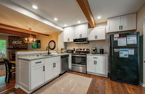 McHenry House | Skis and Sandals: Ski In/Ski Out, Fireplace, Wifi!