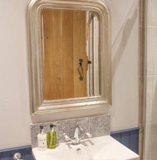 Box Apartment | SKITTLES - charming one bedroom apartment - parking - easy access to Bath
