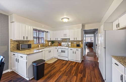 Skokie Condo | Sky - 3BR, 2BA Unit