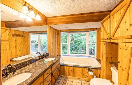 Bryson City Ski Chalet | Sky Bear Lodge at Three Little Bears Retreat