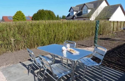 Lanark Cottage | SKY BLUE COTTAGE, pet friendly, with a garden in Braehead