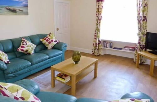 Lanark Cottage | SKY BLUE COTTAGE, pet friendly, with a garden in Braehead