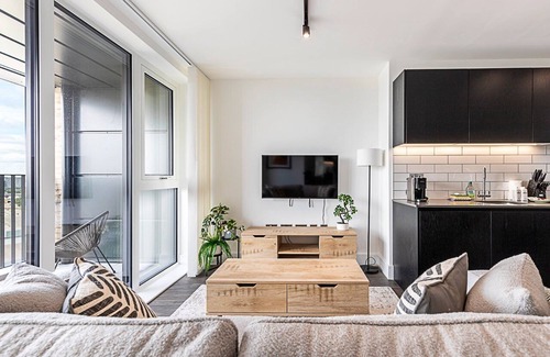 College Park and Old Oak Apartment | Sky-High Studio with Stunning Views