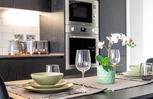 College Park and Old Oak Apartment | Sky-High Studio with Stunning Views