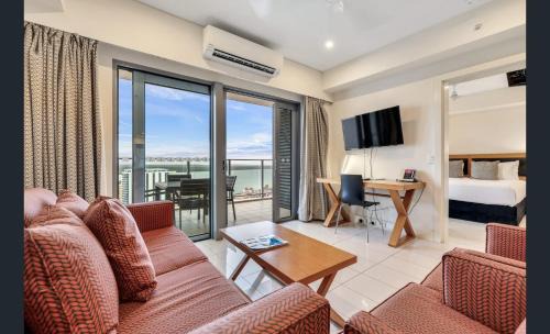 Darwin City Centre Apartment | Sky high with harbour views