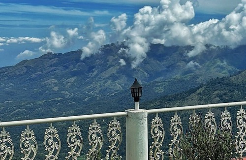 Kodaikanal Villa | Sky House: Cliff Villa in Kodaikanal. Pet Friendly!