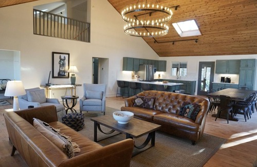 Highlands House | Sky Light. Walk to downtown Highlands