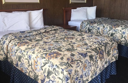 El Dorado House | Sky-Palace Inn and Suites El Dorado - 2 Double Bed NS