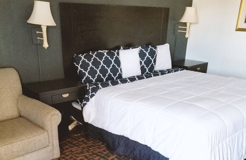 Hutchinson Hotel | Sky-Palace Inn Hutchinson-1 Queen Suite with Sofa NS