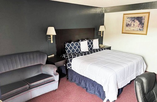 Hutchinson Hotel | Sky-Palace Inn Hutchinson-1 Queen Suite with Sofa NS