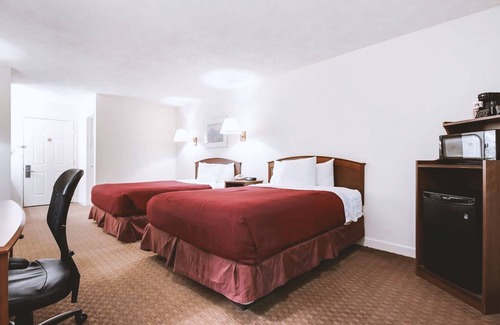 McCook House | Sky-Palace Inn McCook - 2 Queen Bed NS