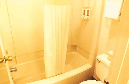 McCook House | Sky-Palace Inn McCook - 2 Queen Bed NS