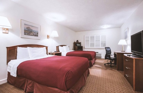 McCook House | Sky-Palace Inn McCook - Standard 2 Queen Bed NS