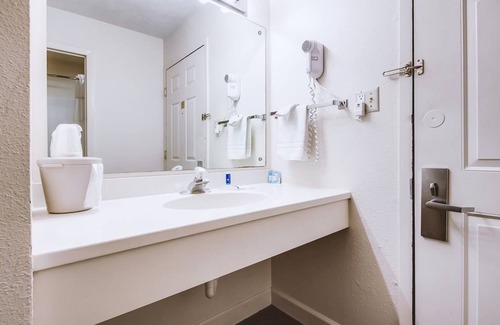 McCook House | Sky-Palace Inn McCook - Standard 2 Queen Bed NS