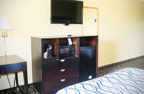 Park City House | Sky-Palace Inn & Suites Park City Wichita North - 2 Queen Beds NS