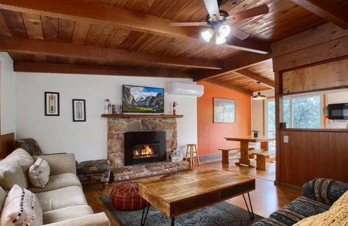 Oakhurst Cottage | Sky Ranch Cottages - Orange Door