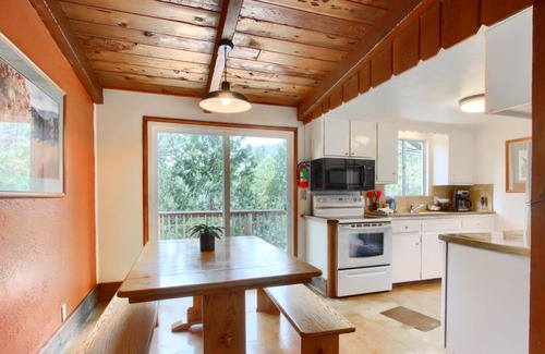 Oakhurst Cottage | Sky Ranch Cottages - Orange Door