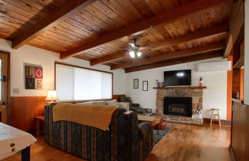 Oakhurst Cottage | Sky Ranch Cottages - Orange Door