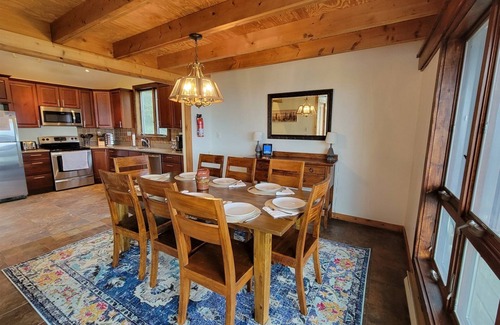 Old Timberline House | Sky Ridge - 1901 Mountainside RoadnnSky Ridge - Stunning Mountain Top Views, Hot Tub