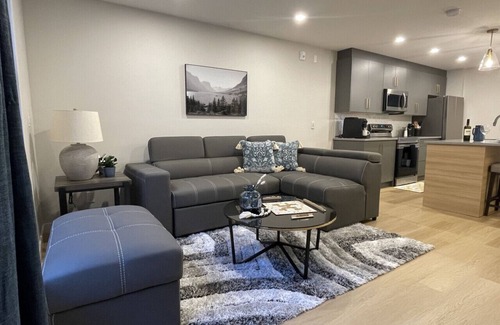 Harvie Heights Apartment | Sky Ridge Heights| Outdoor Hot Tub | Parking