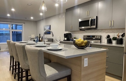 Harvie Heights Apartment | Sky Ridge Heights| Outdoor Hot Tub | Parking